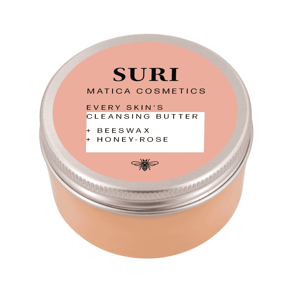Die Cleansing Butter SURI reinigt sanft, spendet Feuchtigkeit und schützt mit Bienenwachs. Sie hinterlässt die Haut weich und verleiht einen natürlichen Glow.