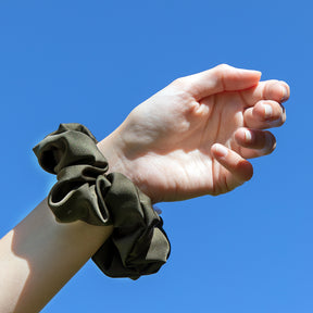 Olive Green Scrunchie aus Seide Matica Cosmetics Nachhaltik