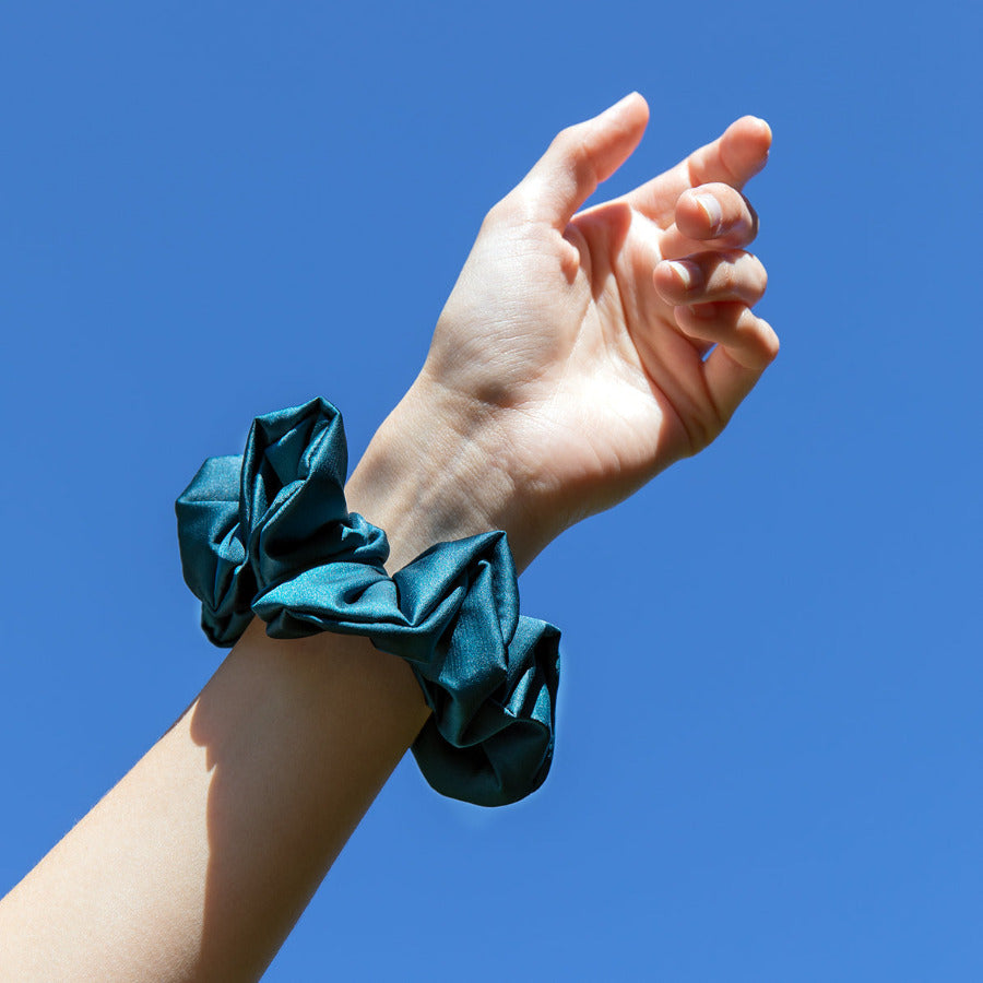 Scrunchie Türkis Matica Cosmetics Hamburg Haargummi Seide Nachhaltik