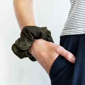 Seiden Haargummi Olive Green Scrunchie Matica Cosmetics 