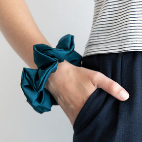 Matica Cosmetics Seiden Scrunchie Türkies Haargummi Hamburg Nachhaltigkeit am Handgelenk 