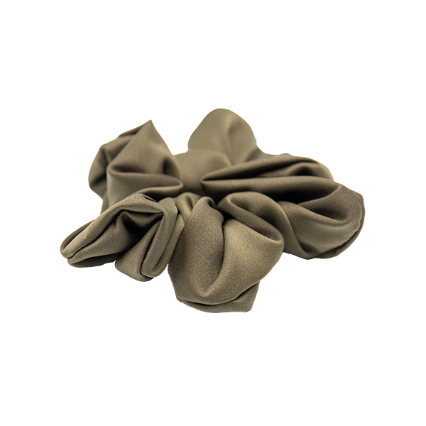 Matica Cosmetics Seiden Scrunchie Olive Grün Hamburg Nachhaltig Haargummi Langlebig 