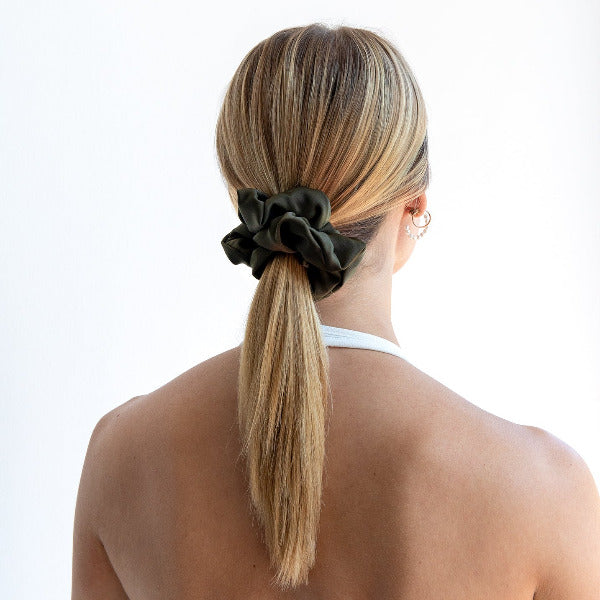 Scrunchie aus Seide Matica Cosmetics Haargummi Olive Green Nachhaltik